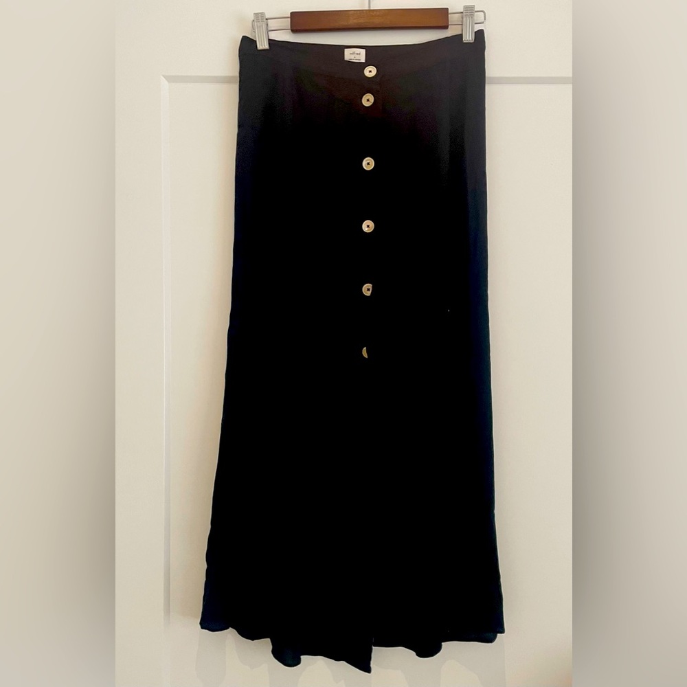 The breezy Aritzia’s Amelie skirt